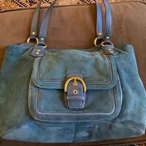 CAMPBELL SUEDE BELLE CARRYALL (COACH F24688)
BRASS/TEAL
COACH STYLE # F24688
